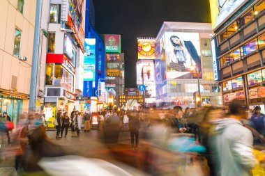 Osaka, Japonya - 19 Kasım 2016: Bir grup insan shopp için yürüyüş