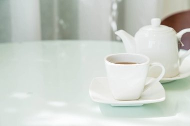 Çay fincanı masanın üstünde.