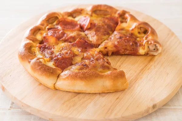 Pizza Pepperoni fatta in casa su piastra di legno — Foto Stock