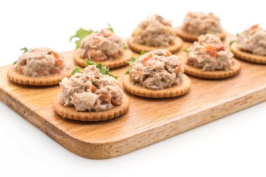 ton balıklı salata kraker ile