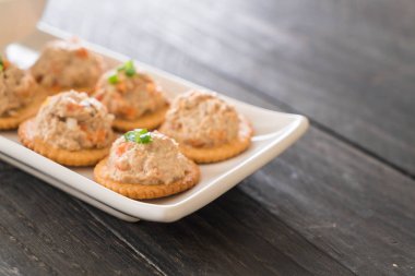 ton balıklı kraker ile yayıldı