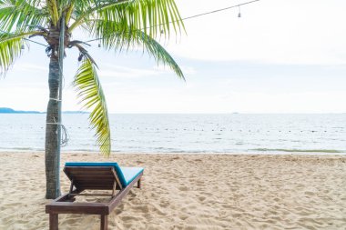 Tayland Pattaya Beach sandalye, palmiye ve tropikal plaj