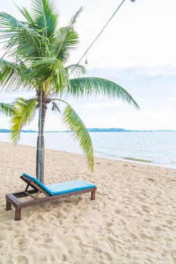 Tayland Pattaya Beach sandalye, palmiye ve tropikal plaj