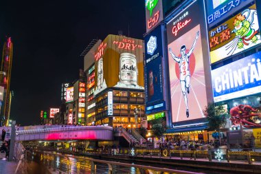Osaka, Japonya - 19 Kasım 2016: Bir grup insan shopp için yürüyüş