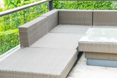 veranda boş sandalye ve masa