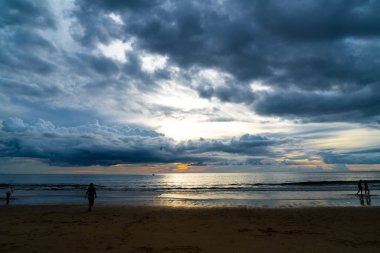 Bulutlu olan tropikal plaj 