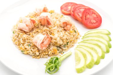 Kızarmış pirinç ve karides.