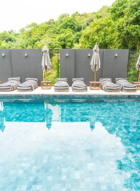 Güzel lüks şemsiye ve sandalye etrafında Açık Yüzme Havuzu