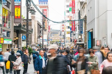 Osaka, Japonya - 19 Kasım 2016: Bir grup insan shopp için yürüyüş