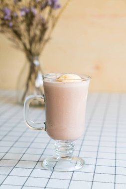 vanilyalı dondurma ile çikolata frappe