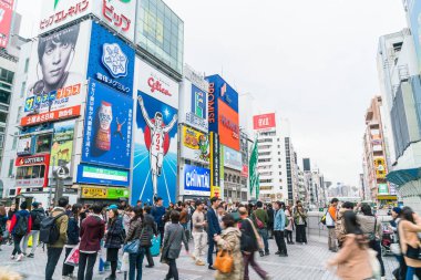 Osaka, Japonya - 19 Kasım 2016: Bir grup insan shopp için yürüyüş