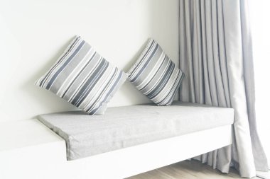 Oturma odasında kanepe dekorasyon güzel yastık 