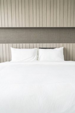 Beyaz yastık yatak yatak dekorasyon 