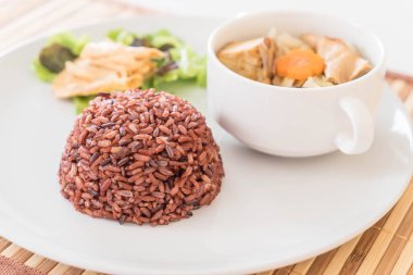 Berry pirinç ve tofu ile dolması lahana çorbası