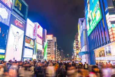 Osaka, Japonya - 19 Kasım 2016: Bir grup insan shopp için yürüyüş