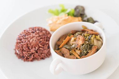 Çin sebze güveç ve tofu berry pirinç 