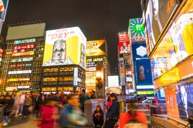 Osaka, Japonya - 19 Kasım 2016: Bir grup insan shopp için yürüyüş