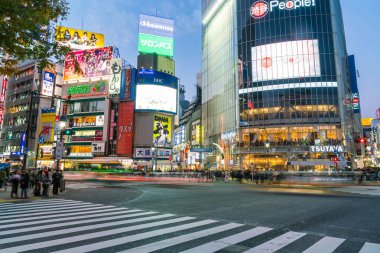 Tokyo, Japonya, 17 Kasım 2016: Shibuya Crossing, şehir sokak ile