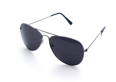 Beyaz arkaplanda güneş gözlüğü