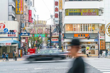 Osaka, Japonya - 19 Kasım 2016: Bir grup insan shopp için yürüyüş