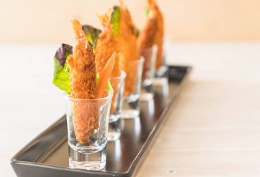  ahşap üzerine meyilli kızarmış karides