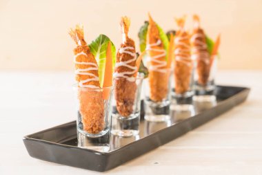  ahşap üzerine meyilli kızarmış karides