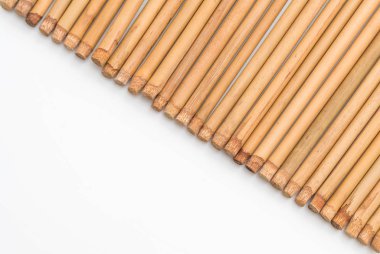 Bambu çubuk üzerinde beyaz