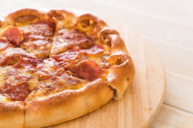 Ev yapımı biberli Pizza ahşap plaka üzerinde