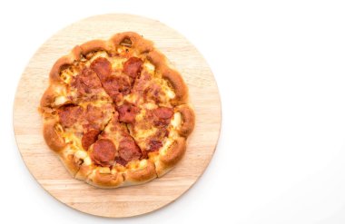 Beyaz zemin üzerine ev yapımı biberli Pizza 