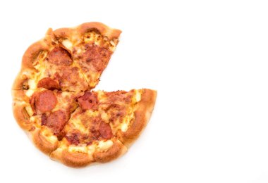 Beyaz zemin üzerine ev yapımı biberli Pizza 