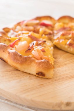 Ev yapımı hawaiian deniz ürünleri pizza