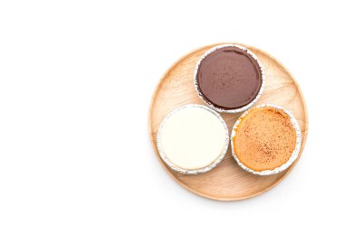 çikolata, vanilya süt ve süt çay yumuşak kek üzerine beyaz