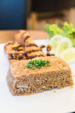 çıtır balık katsu ile kızarmış pilav 