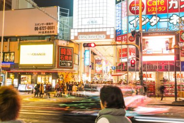 Osaka, Japonya - 19 Kasım 2016: Bir grup insan shopp için yürüyüş