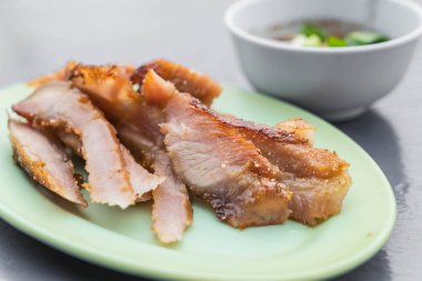 kömür haşlanmış domuz eti boyun