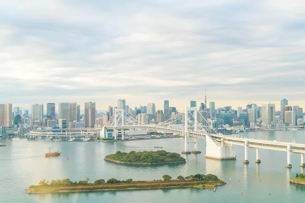 De skyline van Tokyo met Tokyo tower en rainbow bridge. — Stockfoto