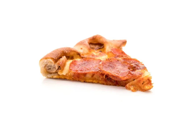 Zelfgemaakte peperoni Pizza op witte achtergrond — Stockfoto