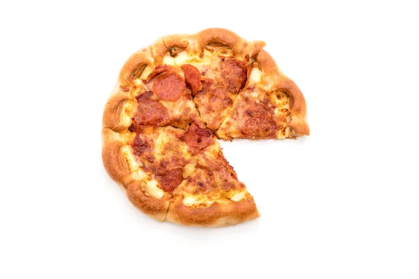 Pizza caseiro Pepperoni no fundo branco — Fotografia de Stock