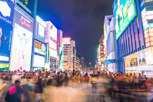 OSAKA, JAPÓN - 19 NOV 2016: Grupo de personas caminando para ir de compras — Foto de Stock