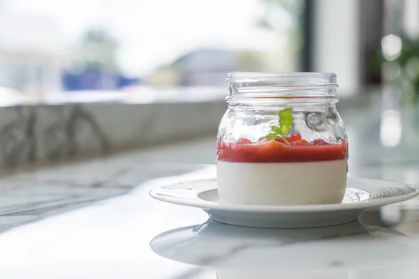 Panna cotta con salsa de fresa — Foto de Stock