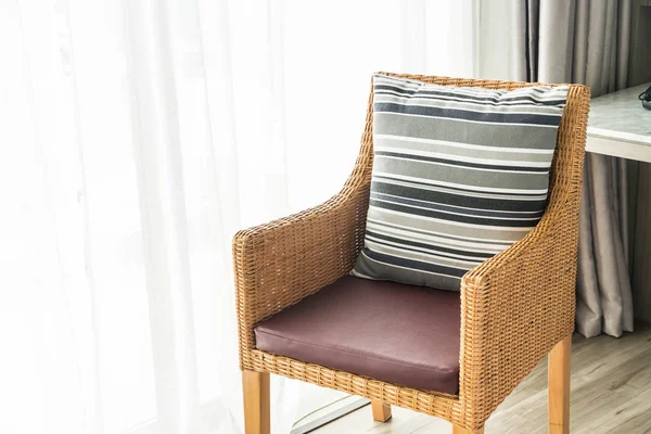 Krásné luxusní polštáře na pohovce dekorace v obývacím pokoji interio — Stock fotografie
