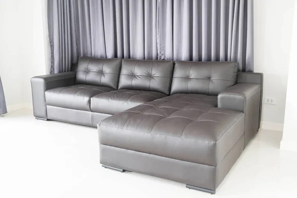 Sofá moderno en sala de estar — Foto de Stock
