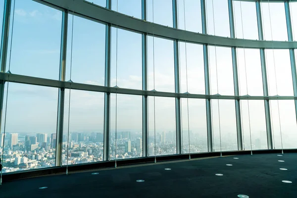 Tokyo Kulesi arka plan ile binanın pencere