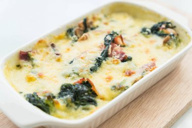 Ispanaklı lazanya beyaz plaka 