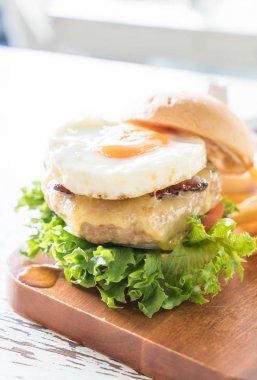 peynir domuz eti hamburger