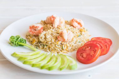 Kızarmış pirinç ve karides.