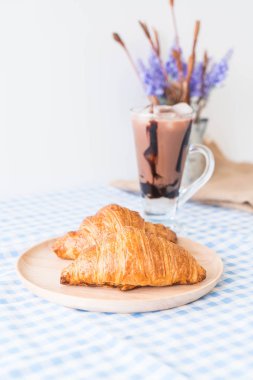 tereyağı kruvasan masada