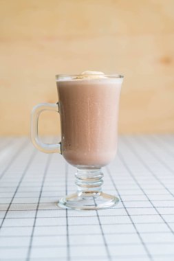 vanilyalı dondurma ile çikolata frappe