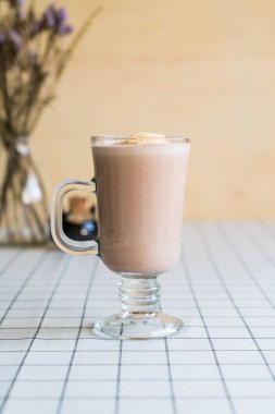 vanilyalı dondurma ile çikolata frappe