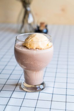 vanilyalı dondurma ile çikolata frappe